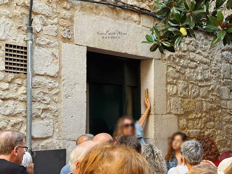 導遊團正在導覽赫羅納一棟住宅的門框經文匣 Mezuzah