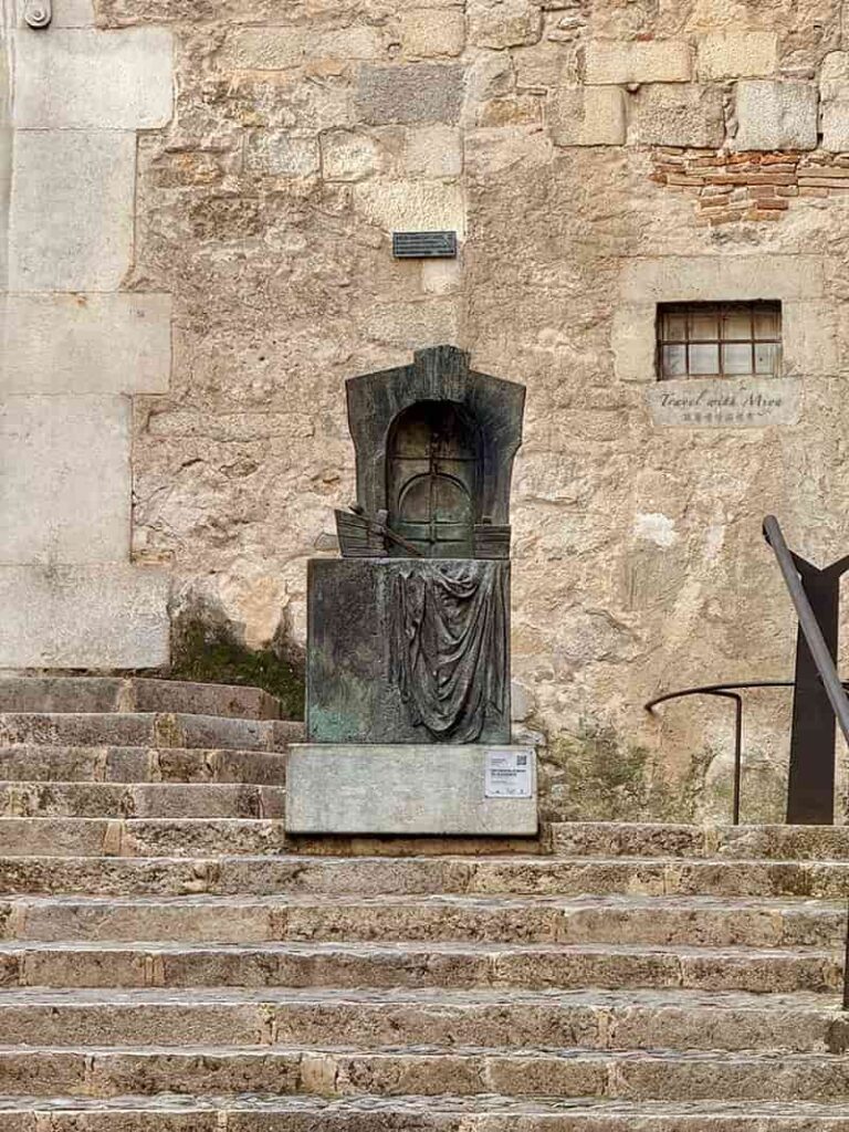 赫羅納石階上的建築大師紀念碑