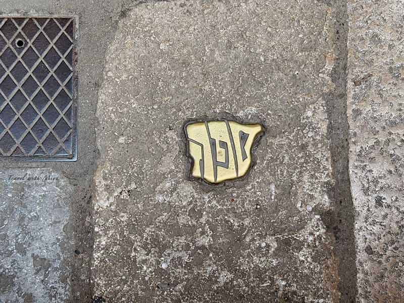 赫羅納猶太區中的Sefarad標誌