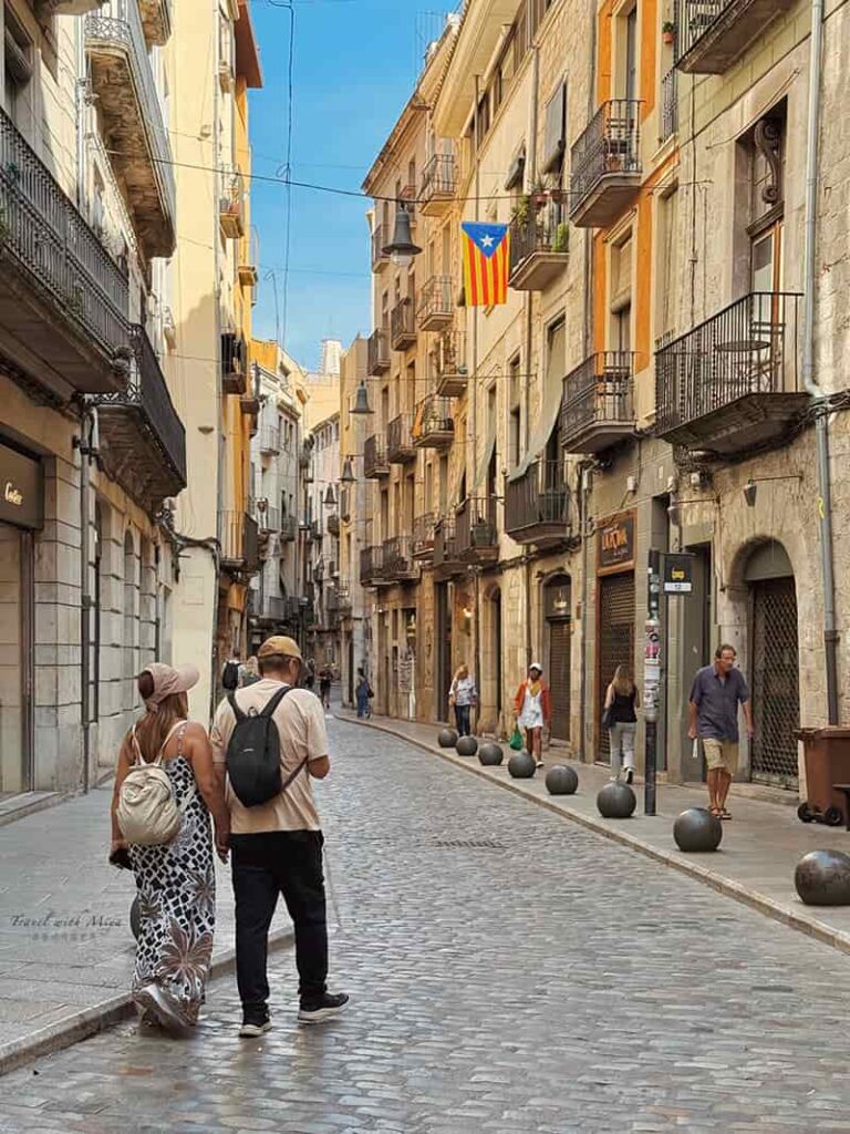 赫羅納街景與一對情侶