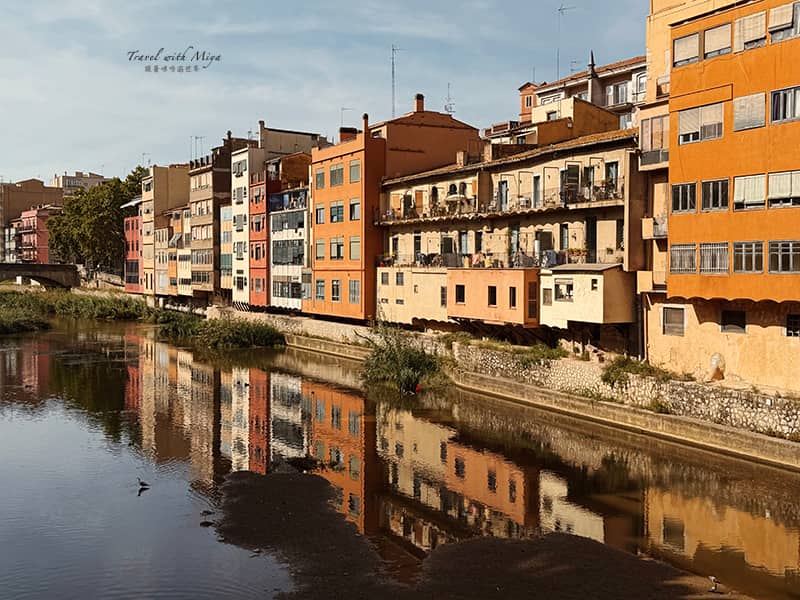 赫羅納奧尼亞河岸與河面上彩色房屋倒影