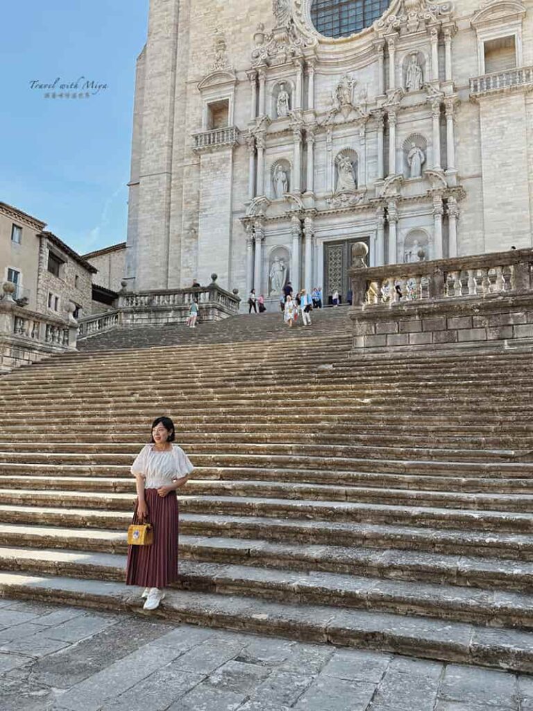 站在赫羅納大教堂前方石階合照
