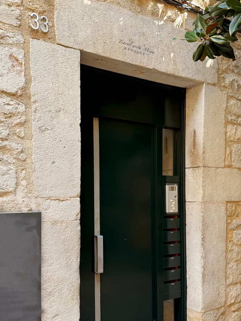 赫羅納一棟住宅的門框右邊的經文匣 Mezuzah