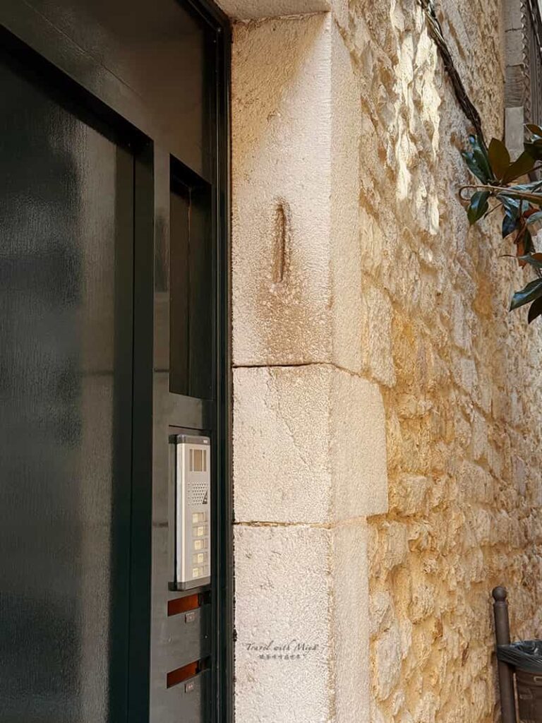 赫羅納一棟住宅的門框右邊的經文匣 Mezuzah 近拍