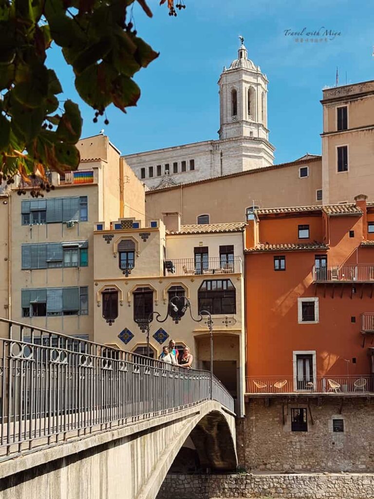 赫羅納奧尼亞河畔彩色房屋與後方教堂