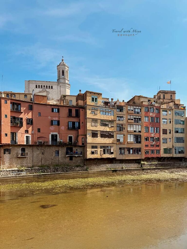 赫羅納奧尼亞河畔彩色房屋與教堂