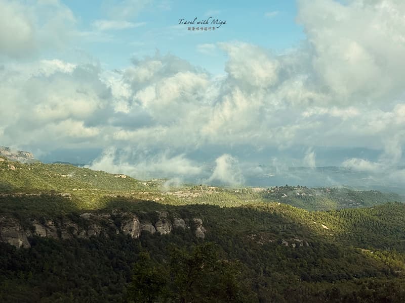 前往蒙塞拉特山 Montserrat 路上風景 - 天空雲霧多