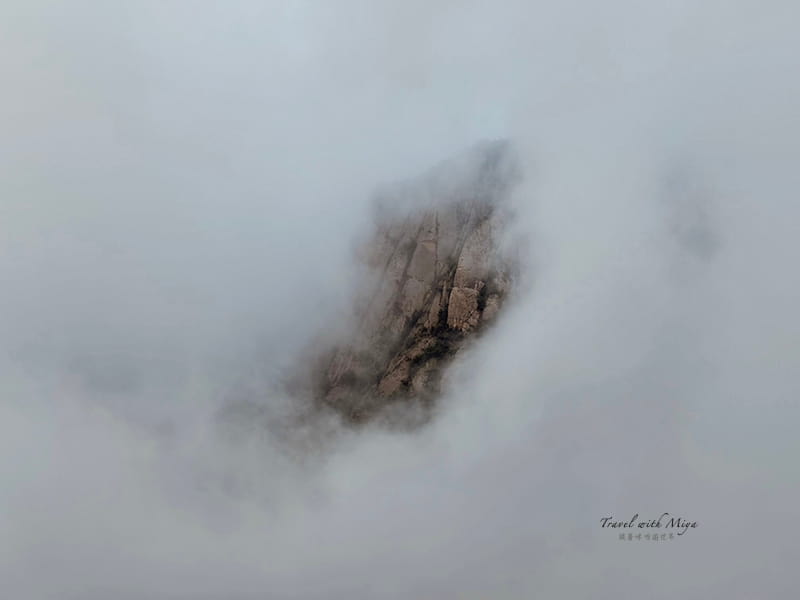 被雲霧遮蔽大半部的蒙塞拉特山 Montserrat