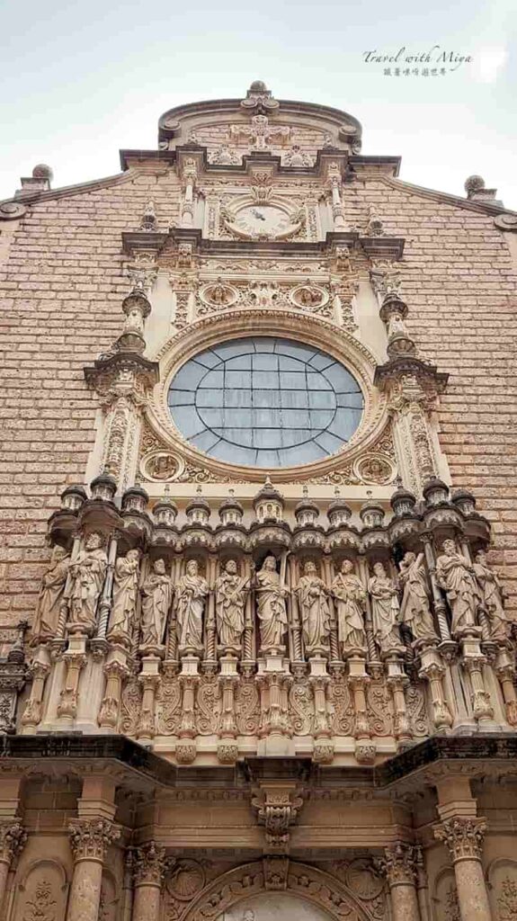 蒙塞拉特修道院教堂外觀立面是耶穌和十二門徒