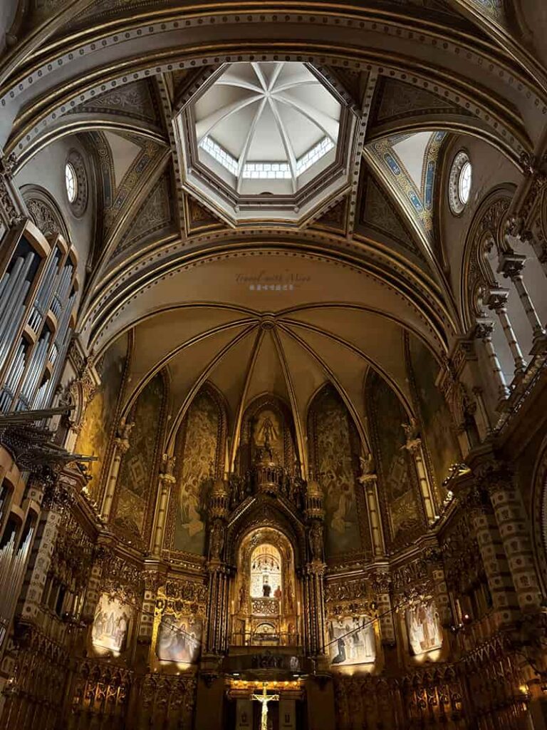 蒙塞拉特修道院教堂內部天花板拱頂