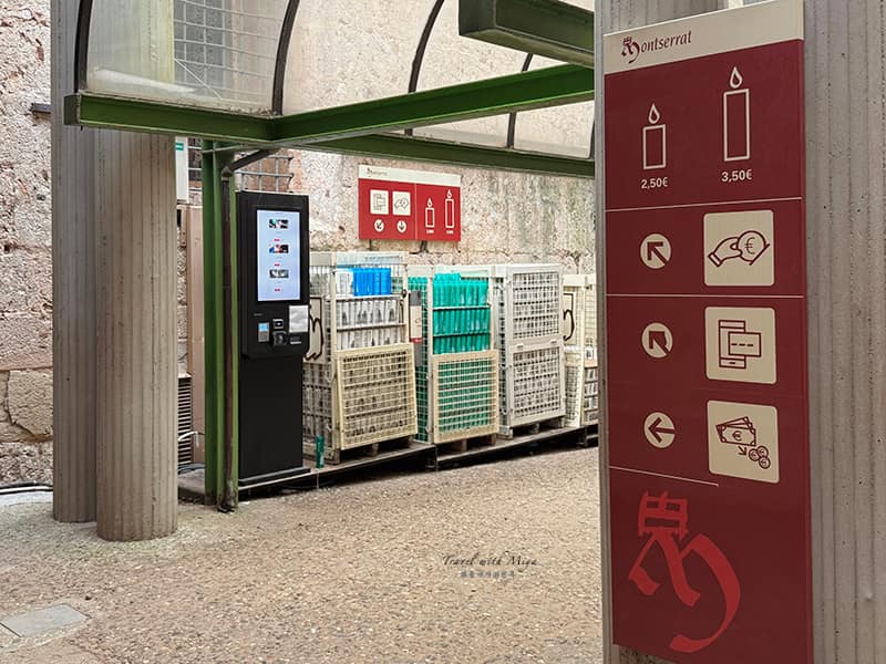 蒙塞拉特修道院教堂外點蠟燭用的付款、換零錢機台