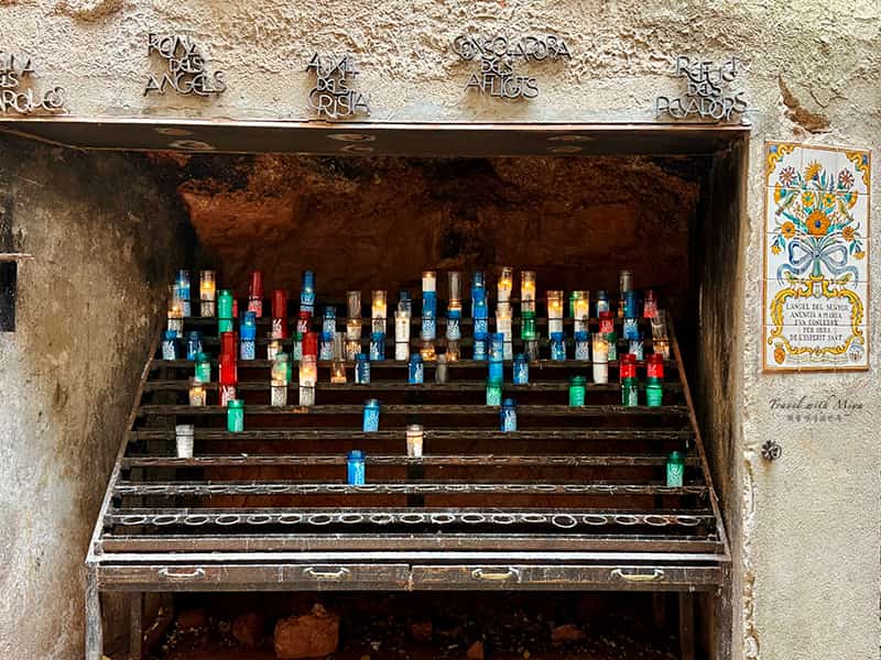 蒙塞拉特修道院教堂外洞穴中的蠟燭