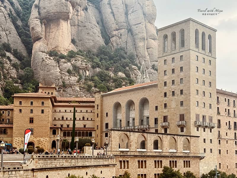 蒙塞拉特修道院教堂遠看外觀