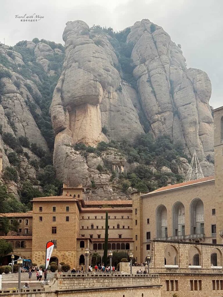 蒙塞拉特修道院教堂及後方壯觀山景
