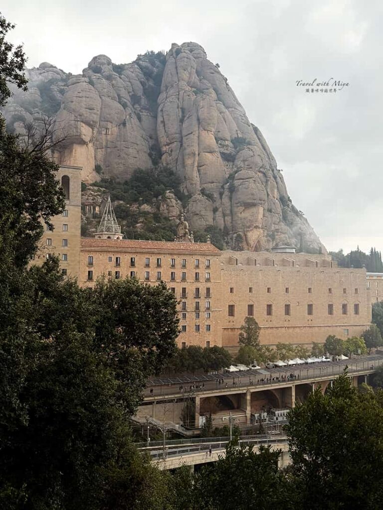 蒙塞拉特修道院教堂與後方山景