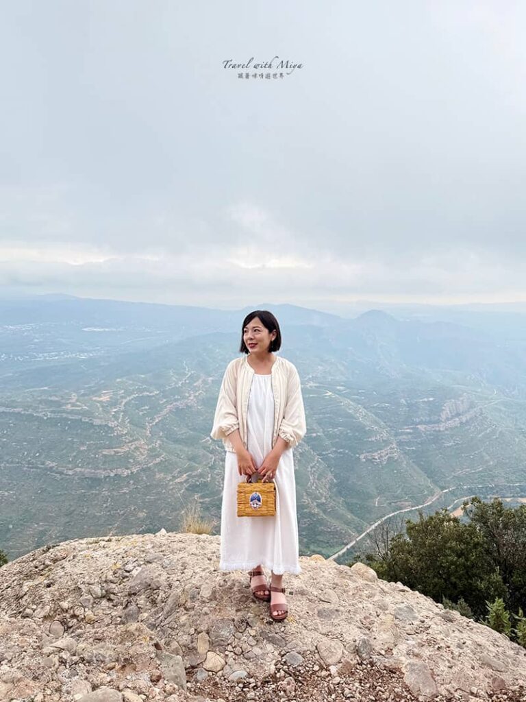 蒙塞拉特山十字架全景觀景台右方岩石上和後方綠景拍照