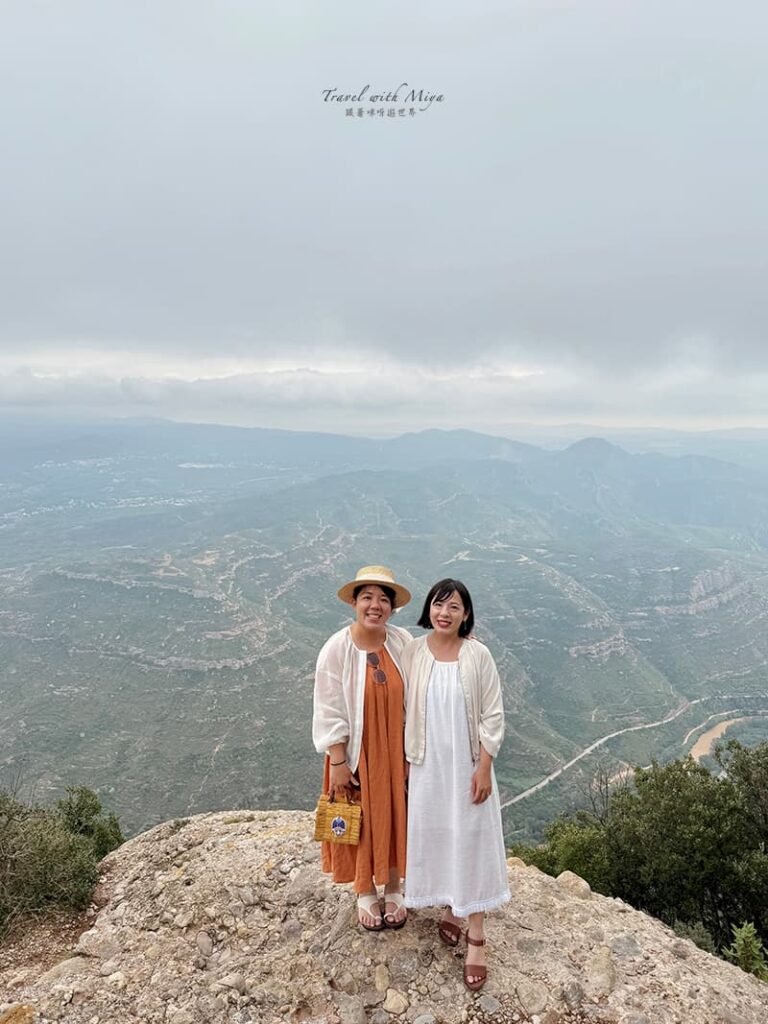 蒙塞拉特山十字架全景觀景台右方岩石上和後方綠景合照