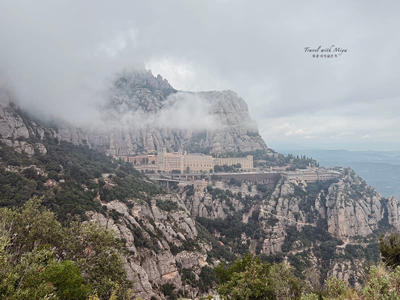 蒙塞拉特山十字架全景觀景台的遠方修道院景觀