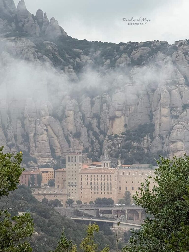 蒙塞拉特修道院教堂與山景的霧