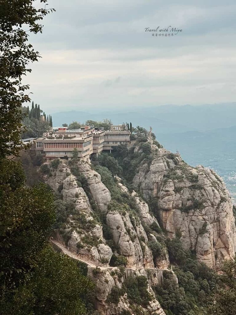 遠方蒙塞拉特修道院附近停車平台與懸崖景