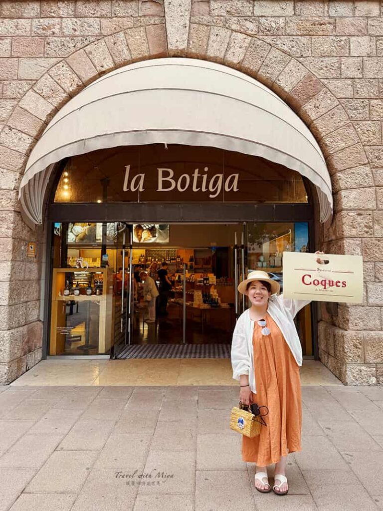 站在蒙塞拉特山 La Botiga 店外手拿特色麵包 Montserrat Coques拍照