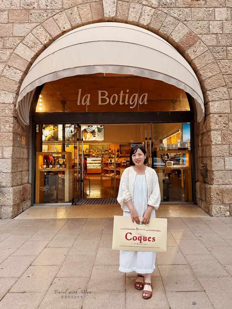 蒙塞拉特山 La Botiga 店外手拿特色麵包 Montserrat Coques拍照