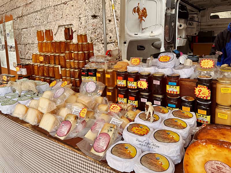 塞拉特修道院外道路路旁的農夫市集攤販