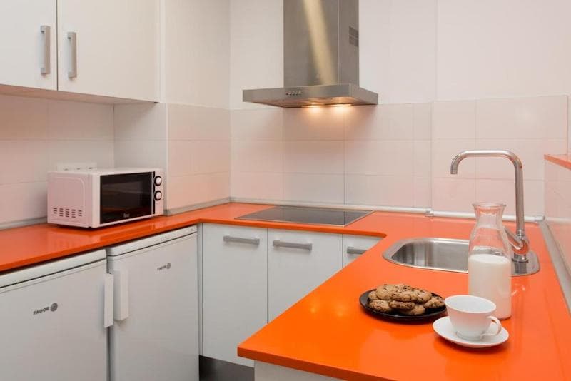 08028 Apartments 亮橘系廚房