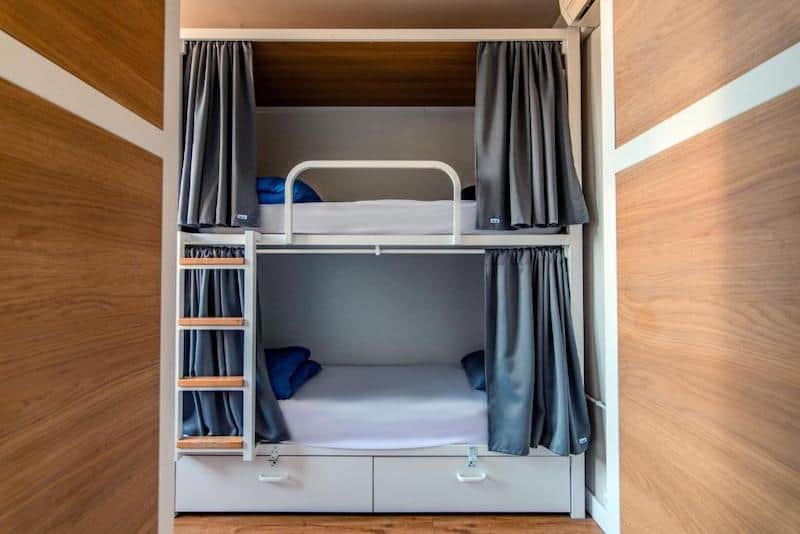 Factory Hostels Barcelona 有簾子的床位