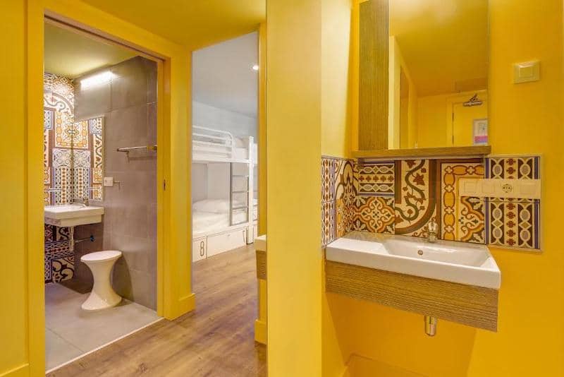 Generator Barcelona 黃牆房間與衛浴