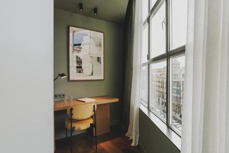 擴展區住宿Hotel Regina Barcelona房間綠牆和書桌