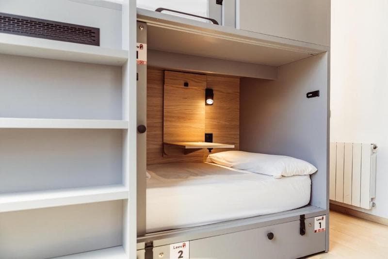 Leevin Stay Hostel 背包房床位燈光