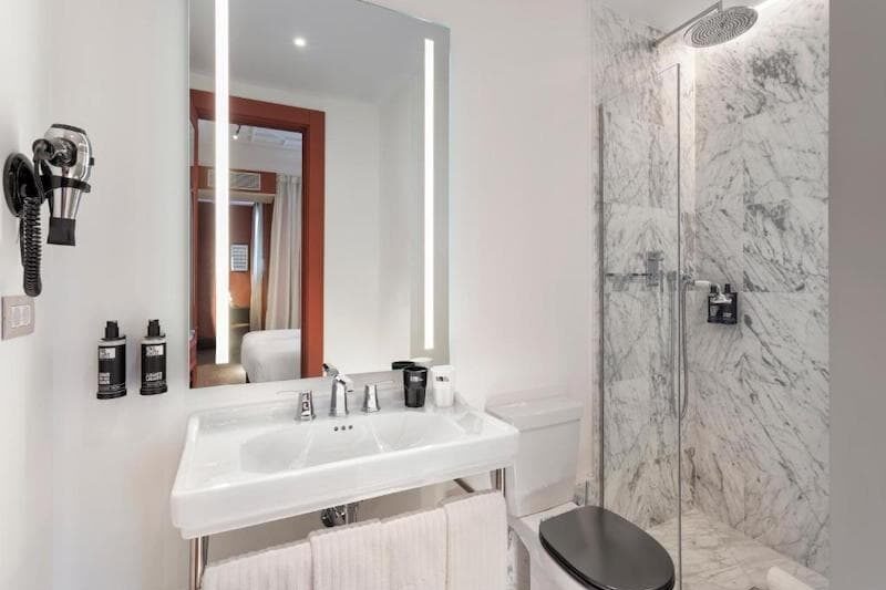 One Shot Aragó 住宿浴室