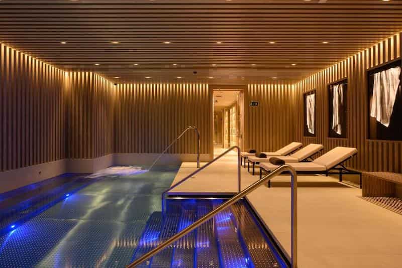 Seventy Barcelona 游泳池