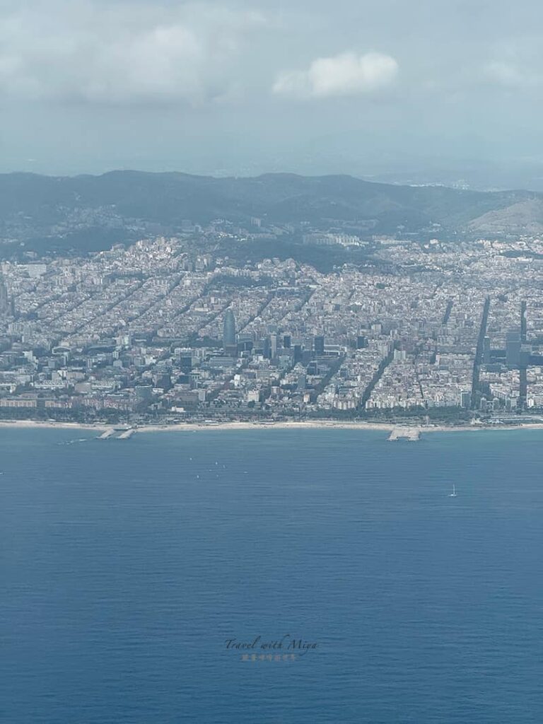 飛機上從高空看巴塞隆納的市景