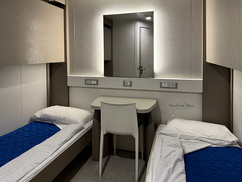 GNV 客艙房間內部 - 雙床跟上面可各開兩個床共四床