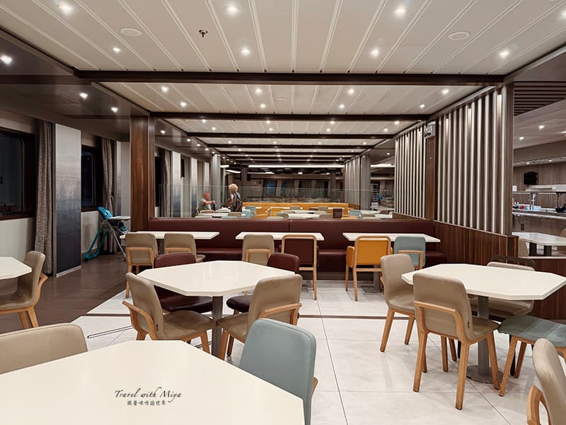 GNV 渡輪上餐飲區的桌椅