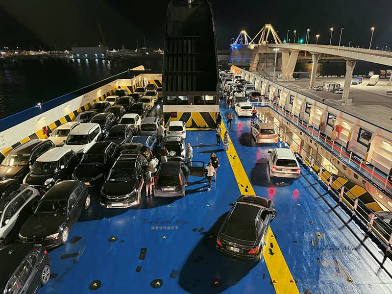 GNV渡輪:巴塞隆納往馬略卡島甲板上停車場
