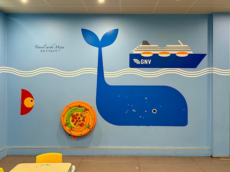 GNV渡輪兒童遊戲室牆面上的鯨魚和船圖案