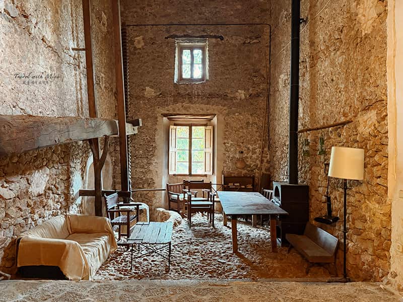 馬略卡島住宿Fangar Agroturismo 家具和角落的橄欖油器具