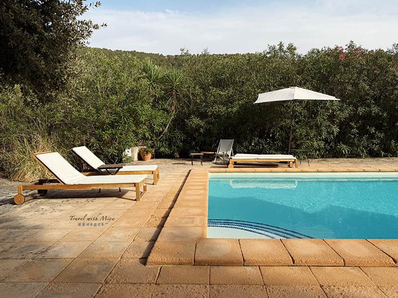 馬略卡島住宿Fangar Agroturismo 戶外泳池與躺椅