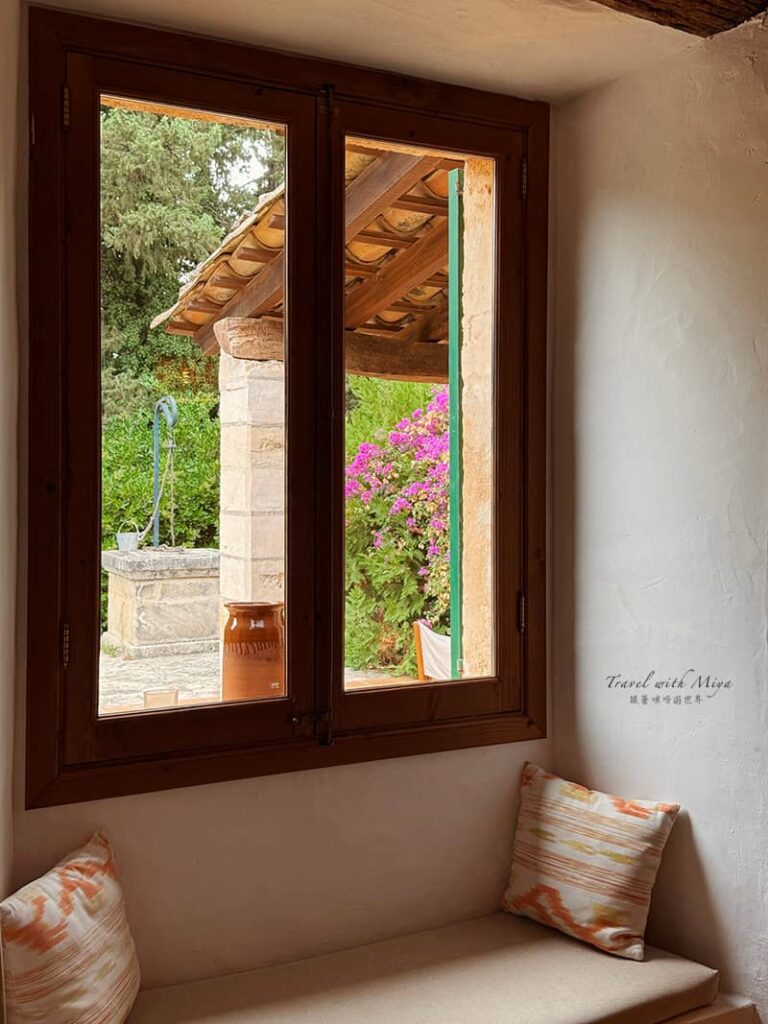 馬略卡島莊園住宿 Fangar Agroturismo - 房間 Bosque 客廳窗戶和座椅