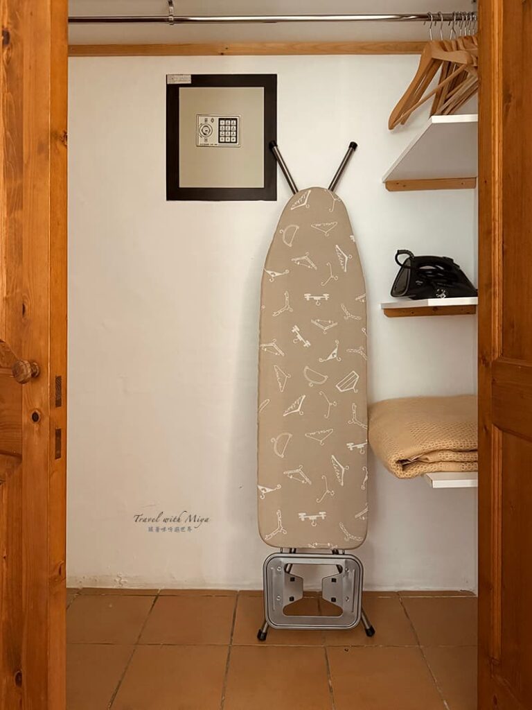 衣櫃裡的熨燙機和燙衣板