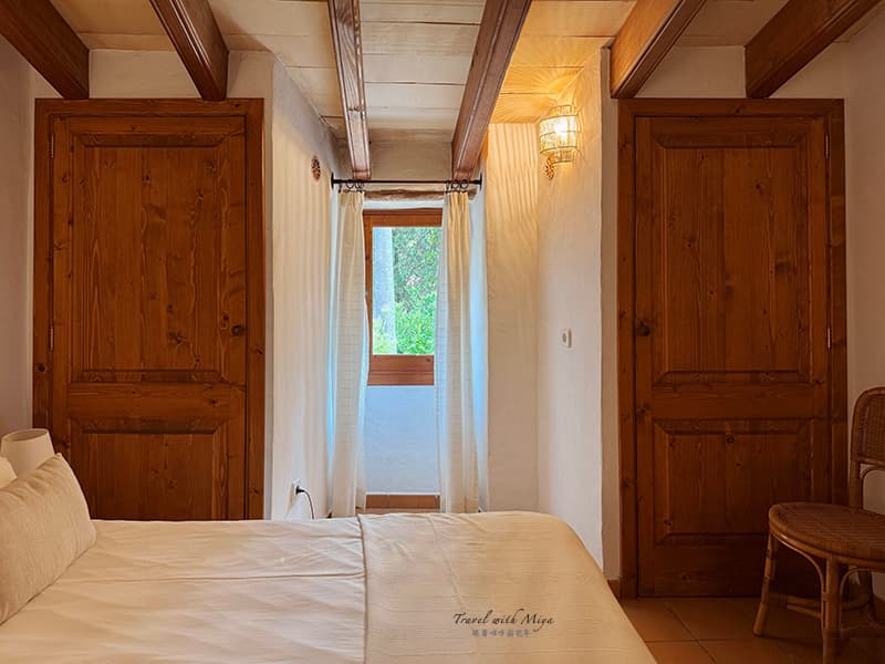 馬略卡島莊園住宿 Fangar Agroturismo - 房間 Bosque 臥房1床鋪和窗戶