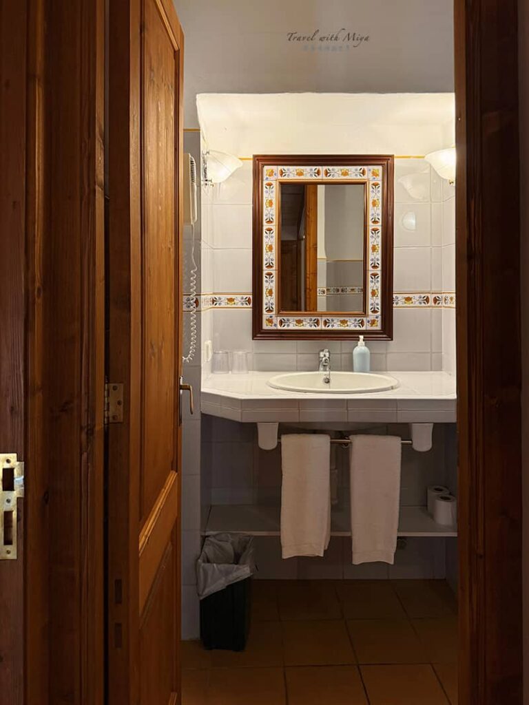 馬略卡島莊園住宿 Fangar Agroturismo - 房間 Bosque 臥房1洗手台和鏡子