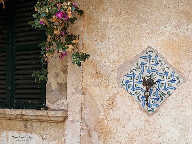 馬略卡島住宿Fangar Agroturismo 馬造型的磁磚掛鉤