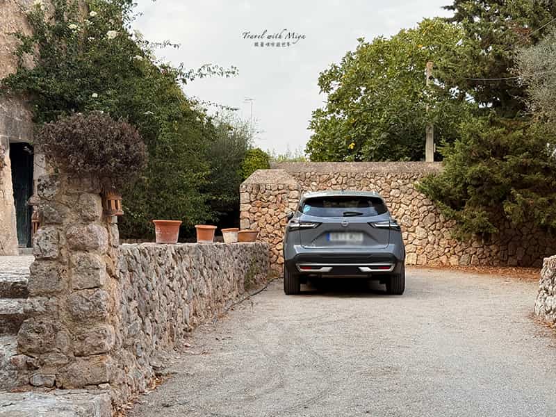 馬略卡島住宿Fangar Agroturismo 房間旁的空地停車