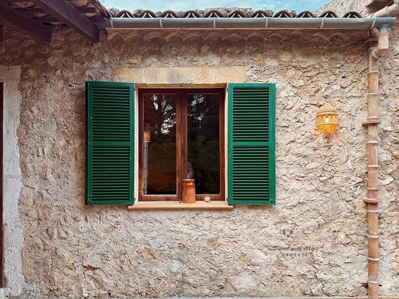 馬略卡島住宿Fangar Agroturismo 建築上的綠色百葉窗