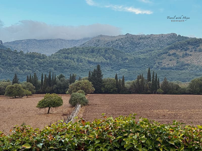 住宿Fangar Agroturismo 旁的山脈田園景