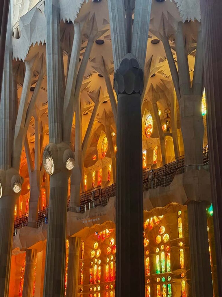 聖家堂教堂內部的暖色調彩繪玻璃窗與光線